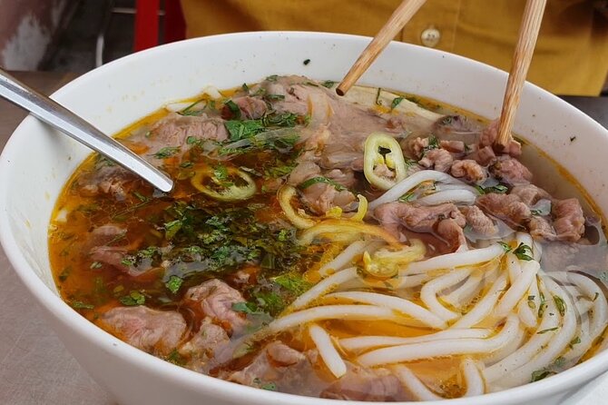 Super Niche Walking Street Food Tour in Ho Chi Minh City - Nguyen Thien Thuat Apartment Buildings: food in a lived-in neighborhood