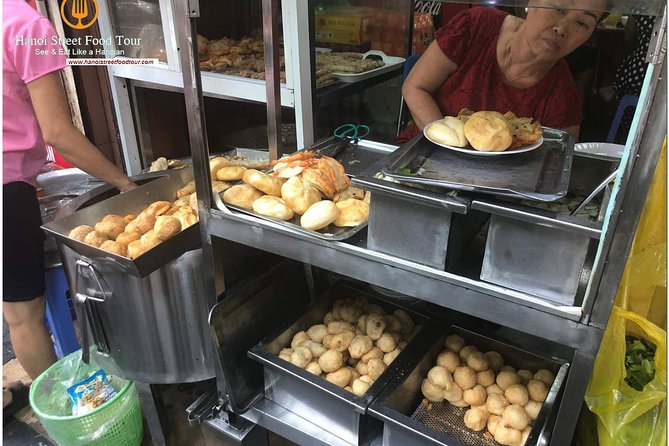 Tasting 8 Different Hanoi Street Foods at Noon Time - Why a local guide matters in the Old Quarter