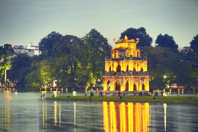 Tasting 8 Different Street Foods + Local Drink at Evening Time by Walking - Why an evening food walk works so well in Hanoi