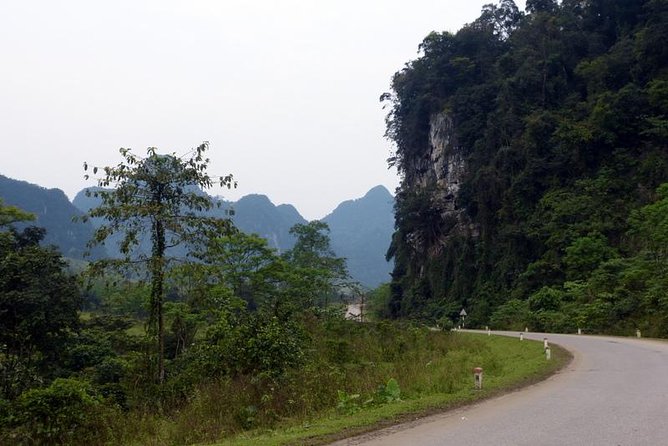 TOUR TO THE CAVES - Paradise & Dark caves from Dong hoi city - Why this Dong Hoi cave trip works well